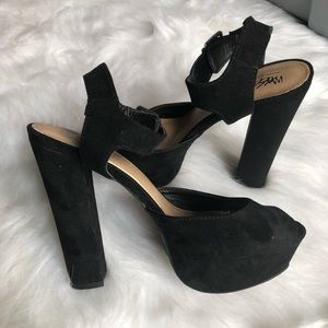 ✨HOST PICK✨Mossimo Black Chunky Heels